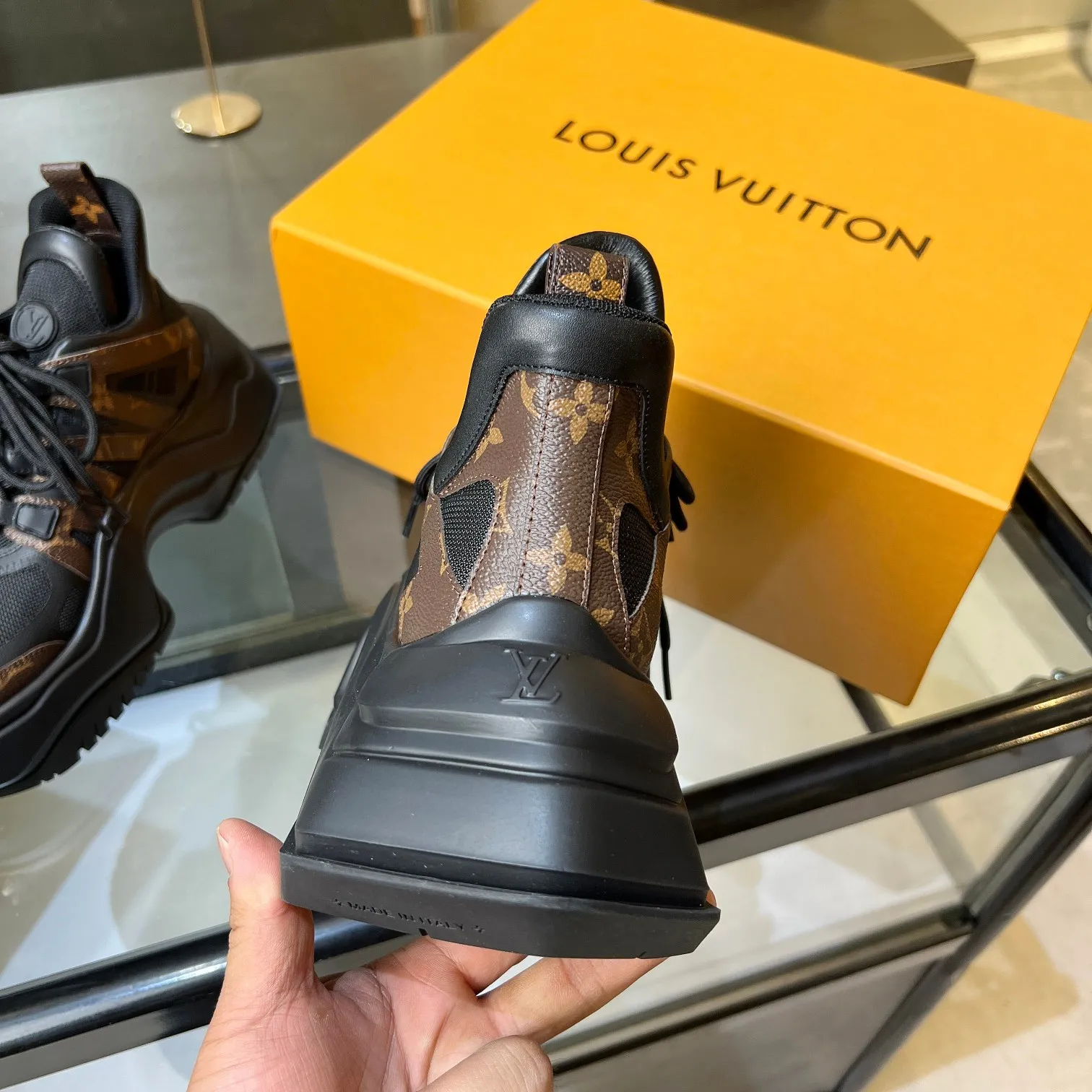👟👟Ex-factory price 760👟👟 Nicolas Ghesquieye once again refined the design essence of LVArchlight sneakers to create LVArchlight2.0 platfrm sneakers. The combination of multiple technical materials, the wide outsole and the exaggerated tongue highlight the series' recognition, and the latter is marked with the LVCirCle logo 35-41